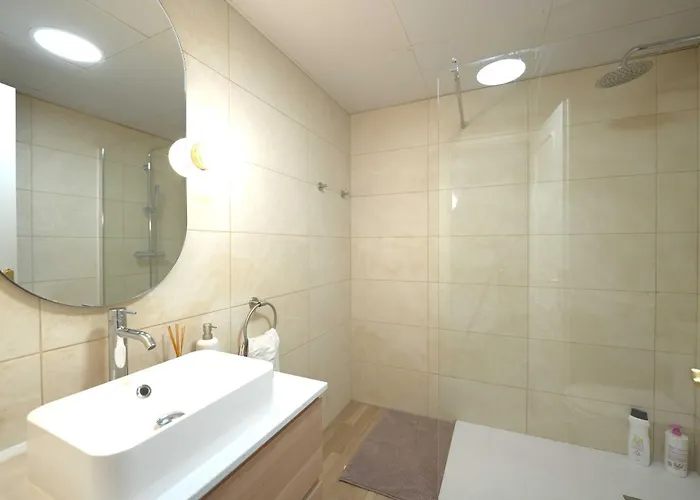 2035 Golden Modern アパート